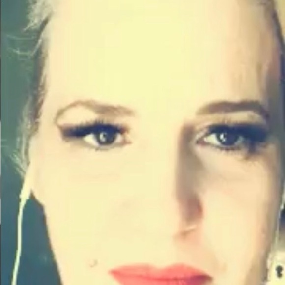 Meet your Posher, Christine 🇨🇦 💕 - Picture 4 of 17